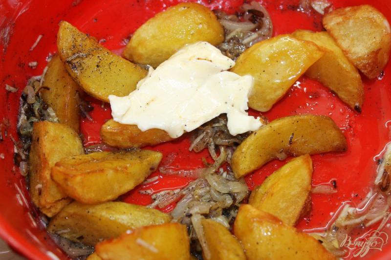 Фото приготовление рецепта: Дольки картофеля жаренные во фритюре с луком и чесноком шаг №8