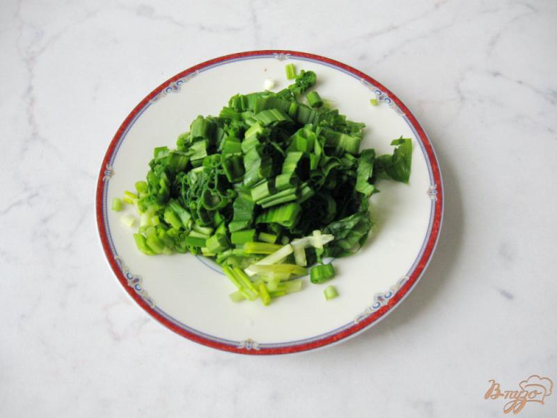 Фото приготовление рецепта: Салат с маслинами, помидором и  черемшой шаг №1