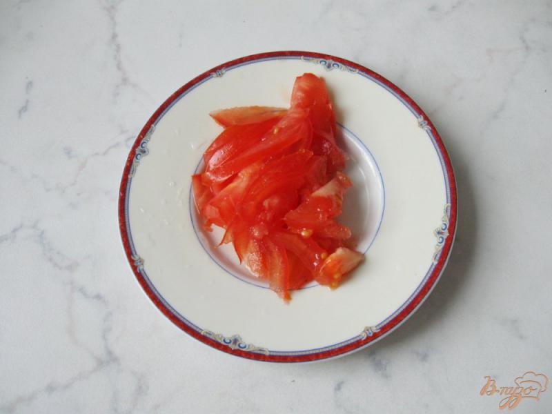 Фото приготовление рецепта: Салат с маслинами, помидором и  черемшой шаг №4