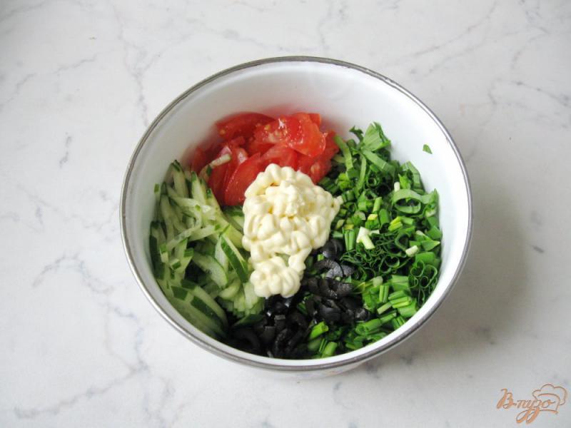 Фото приготовление рецепта: Салат с маслинами, помидором и  черемшой шаг №6