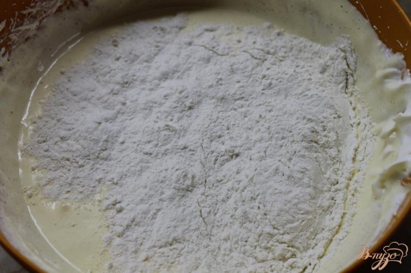 Фото приготовление рецепта: Бисквитное пирожное с вишнями и сгущенным молоком шаг №4
