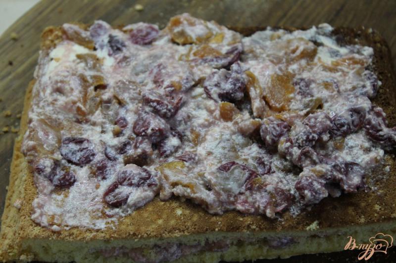 Фото приготовление рецепта: Бисквитное пирожное с вишнями и сгущенным молоком шаг №7