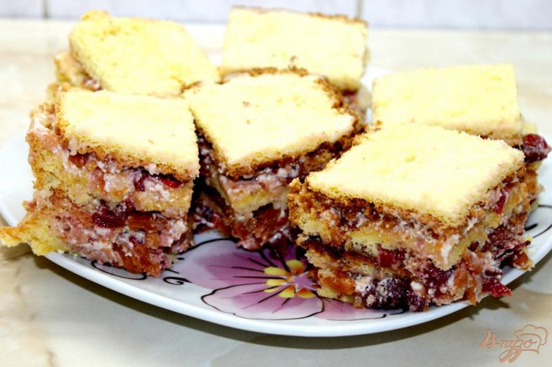 Фото приготовление рецепта: Бисквитное пирожное с вишнями и сгущенным молоком шаг №8