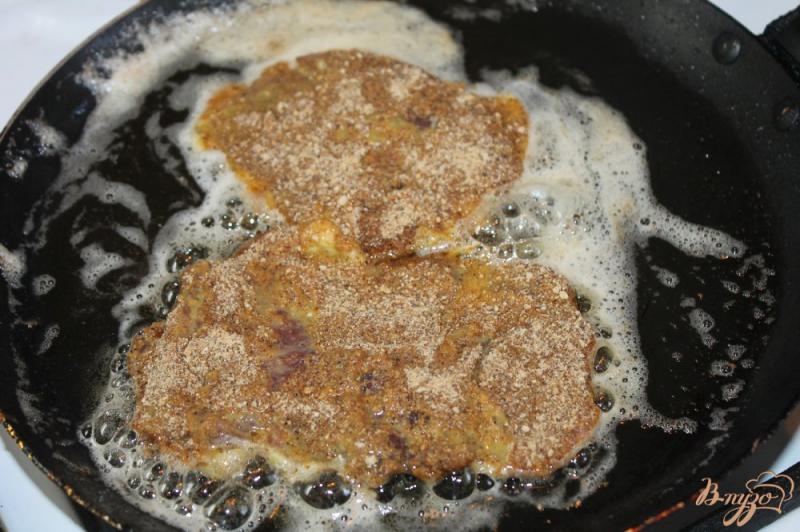 Фото приготовление рецепта: Утиное филе в кляре и панировочных сухарях шаг №6