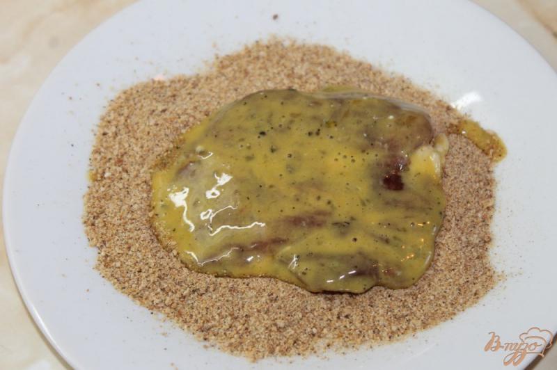 Фото приготовление рецепта: Утиное филе в кляре и панировочных сухарях шаг №5