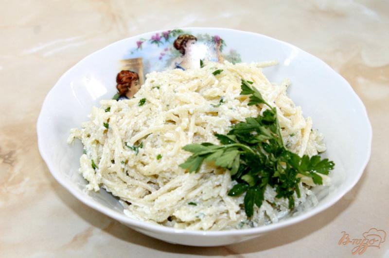 Фото приготовление рецепта: Спагетти с сметанным соусом и пармезаном шаг №6