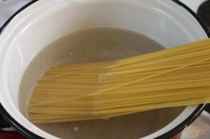 Фото приготовление рецепта: Спагетти с сметанным соусом и пармезаном шаг №2
