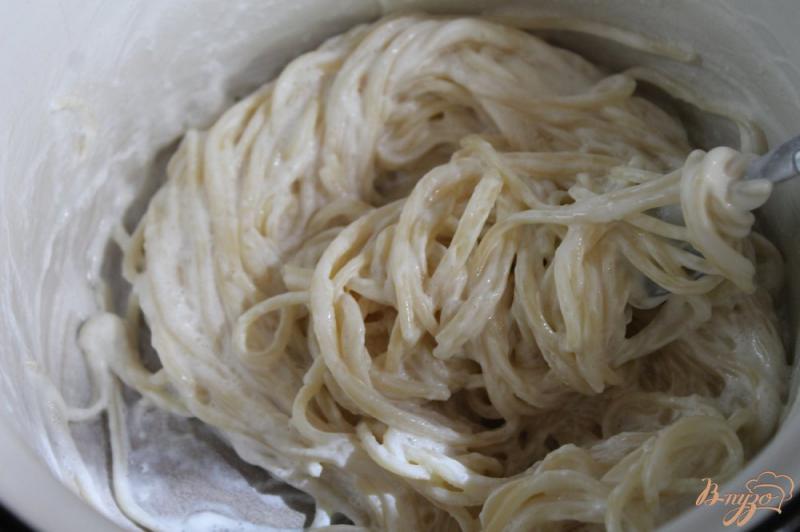 Фото приготовление рецепта: Спагетти с сметанным соусом и пармезаном шаг №3