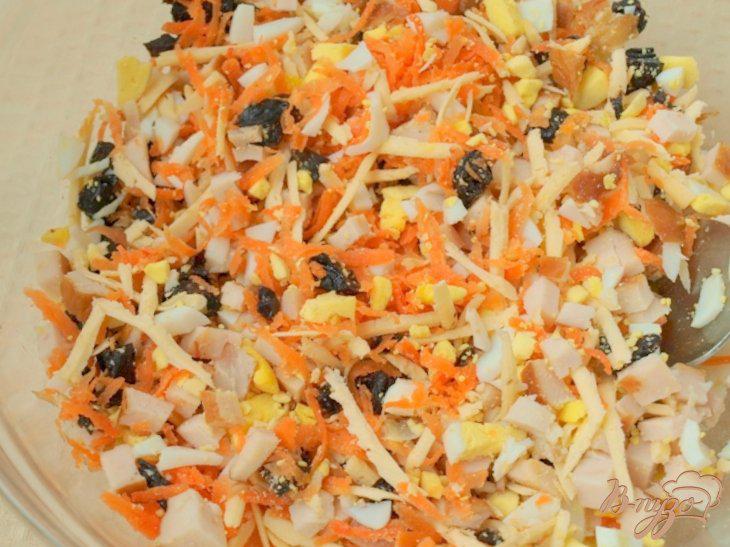 Фото приготовление рецепта: Салат с курицей, морковью и черносливом шаг №7
