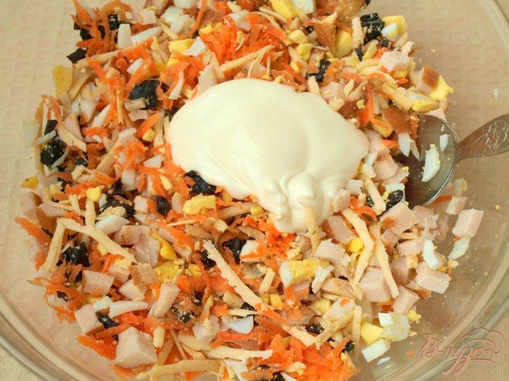 Фото приготовление рецепта: Салат с курицей, морковью и черносливом шаг №8