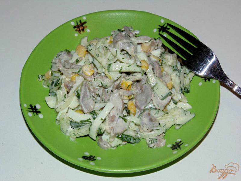 Фото приготовление рецепта: Салат из куриных желудков со свежим огурцом шаг №5