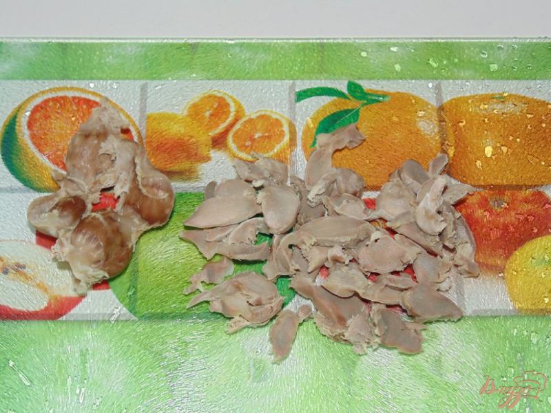 Фото приготовление рецепта: Салат с куриными желудками и редисом шаг №1