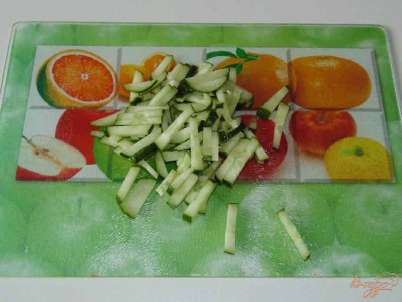 Фото приготовление рецепта: Салат из двух видов фасоли, редиса и огурца шаг №3