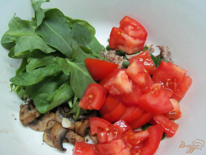 Фото приготовление рецепта: Салат из мяса с грибами и щавелем шаг №3