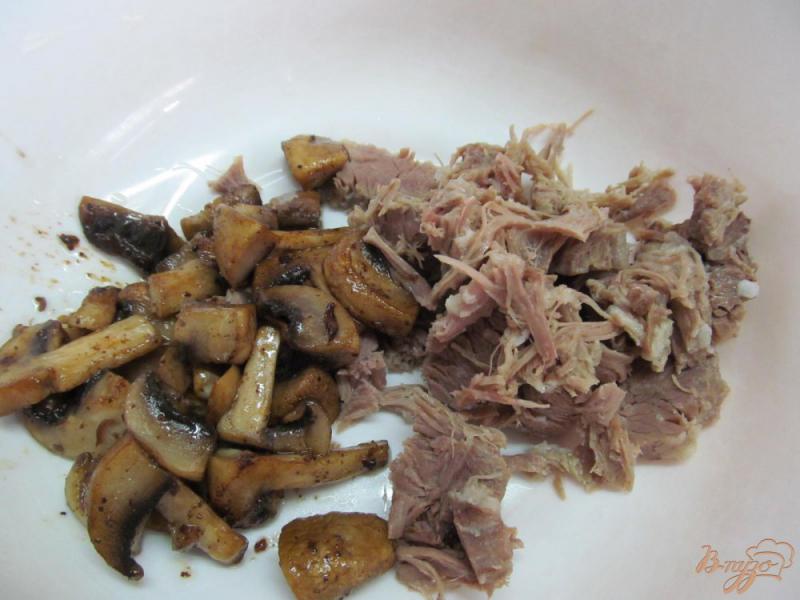 Фото приготовление рецепта: Салат из мяса с грибами и щавелем шаг №1