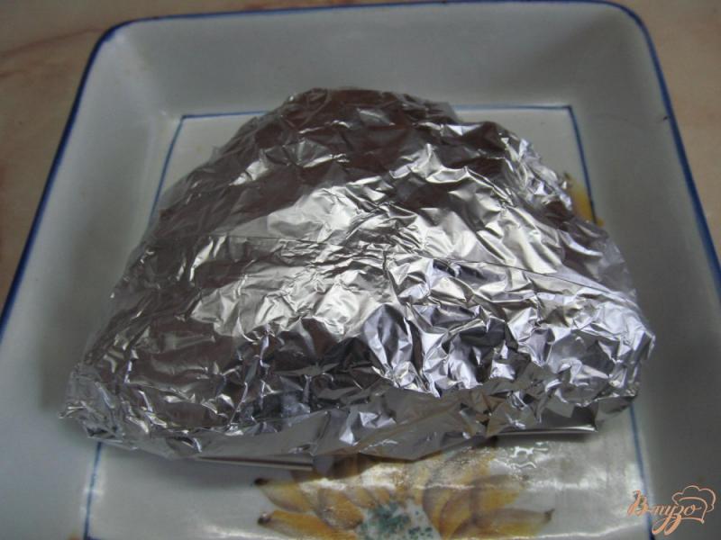 Фото приготовление рецепта: Куриное бедро под беконом с каперсами шаг №3
