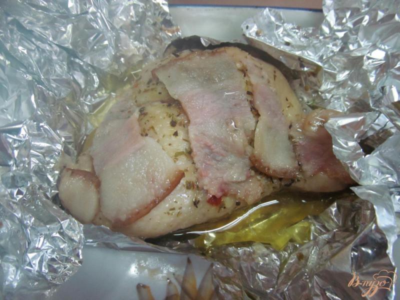 Фото приготовление рецепта: Куриное бедро под беконом с каперсами шаг №4