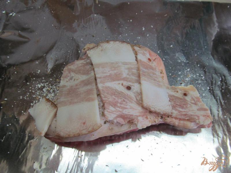 Фото приготовление рецепта: Куриное бедро под беконом с каперсами шаг №2