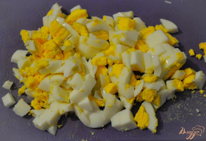 Фото приготовление рецепта: Салат с крабовыми палочками,  кукурузой и огурцом шаг №2