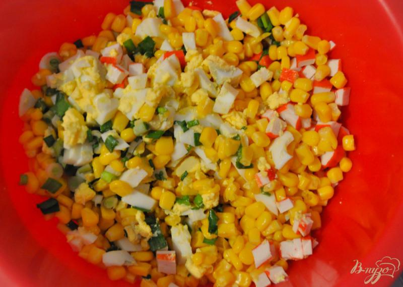 Фото приготовление рецепта: Салат с крабовыми палочками,  кукурузой и огурцом шаг №4