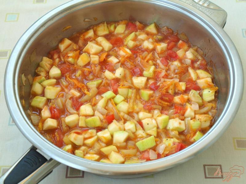 Фото приготовление рецепта: Обжаренные фрикадельки с соусом из овощей шаг №5