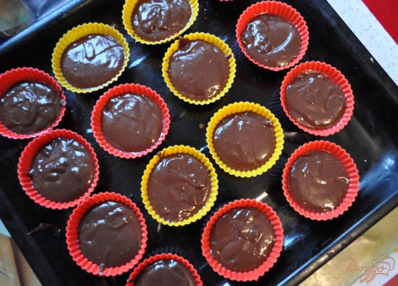 Фото приготовление рецепта: Шоколадные маффины на кефире шаг №6