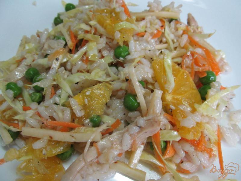 Фото приготовление рецепта: Салат из риса с овощами и апельсином шаг №5