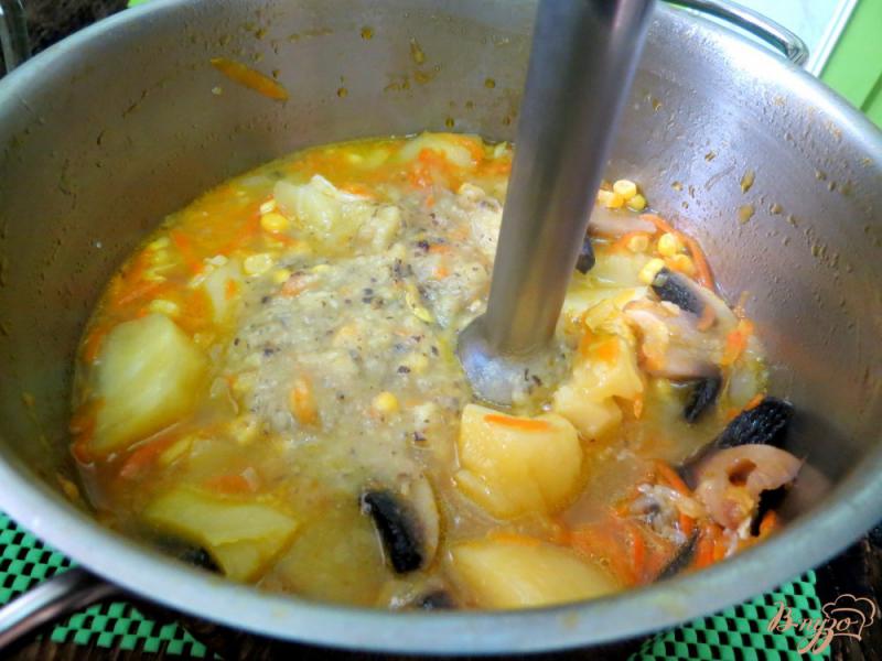 Фото приготовление рецепта: Суп пюре с кукурузой и шампиньонами шаг №9