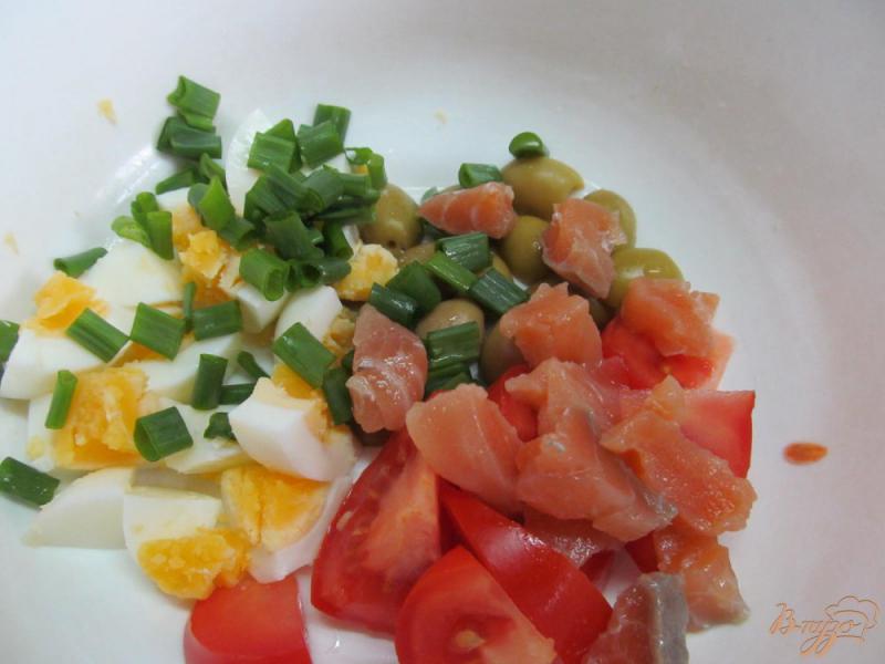Фото приготовление рецепта: Салат из семги с сухариками шаг №2