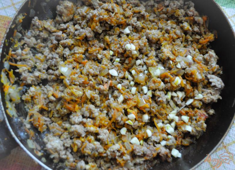 Фото приготовление рецепта: Лапша с мясным томатным соусом шаг №3