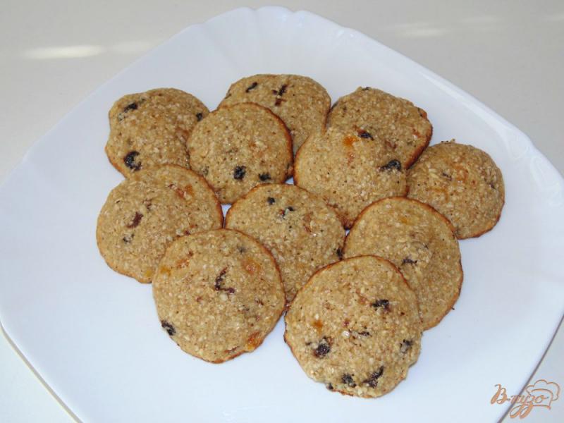 Фото приготовление рецепта: Овсяное печенье с черносливом и курагой шаг №6