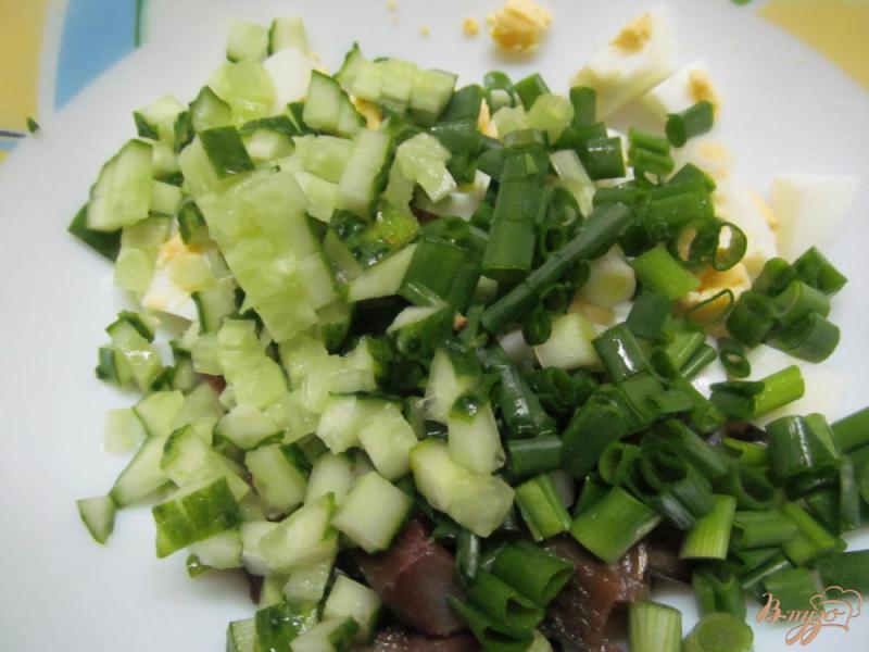 Фото приготовление рецепта: Салат из копченой рыбы с картофелем и огурцом шаг №2