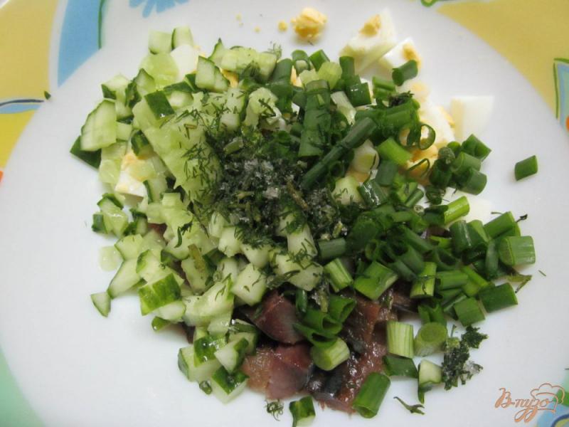 Фото приготовление рецепта: Салат из копченой рыбы с картофелем и огурцом шаг №3