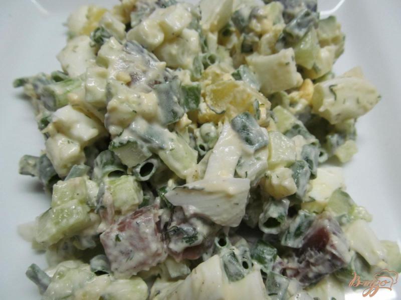 Фото приготовление рецепта: Салат из копченой рыбы с картофелем и огурцом шаг №5