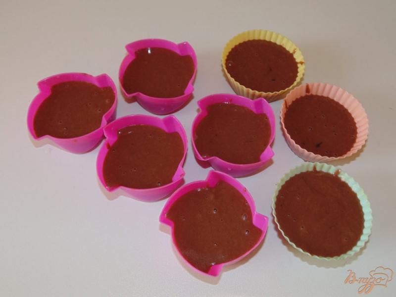 Фото приготовление рецепта: Шоколадные кексы с черносливом шаг №5