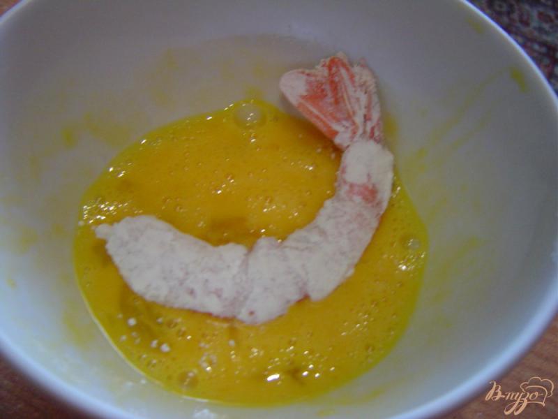 Фото приготовление рецепта: Праздничные креветки, обжаренные в сухарях шаг №4