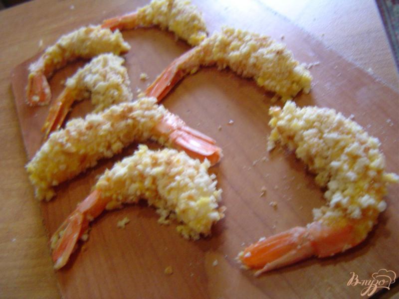 Фото приготовление рецепта: Праздничные креветки, обжаренные в сухарях шаг №6