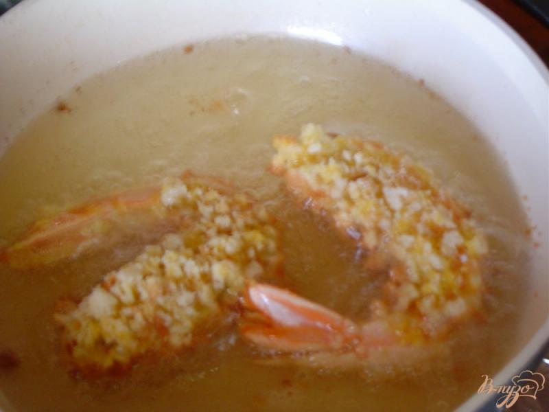 Фото приготовление рецепта: Праздничные креветки, обжаренные в сухарях шаг №7