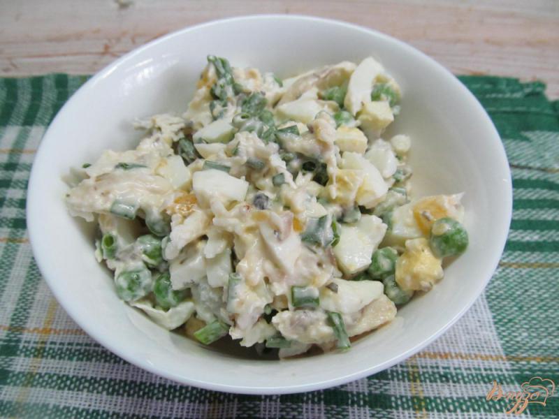 Фото приготовление рецепта: Салат из отварной рыбы с яйцом и горошком шаг №4