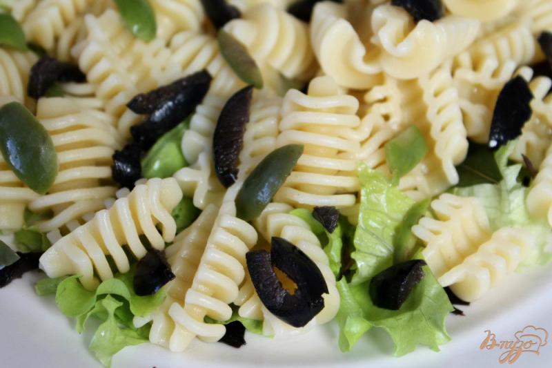 Фото приготовление рецепта: Паста с листьями, оливками и сыром шаг №4
