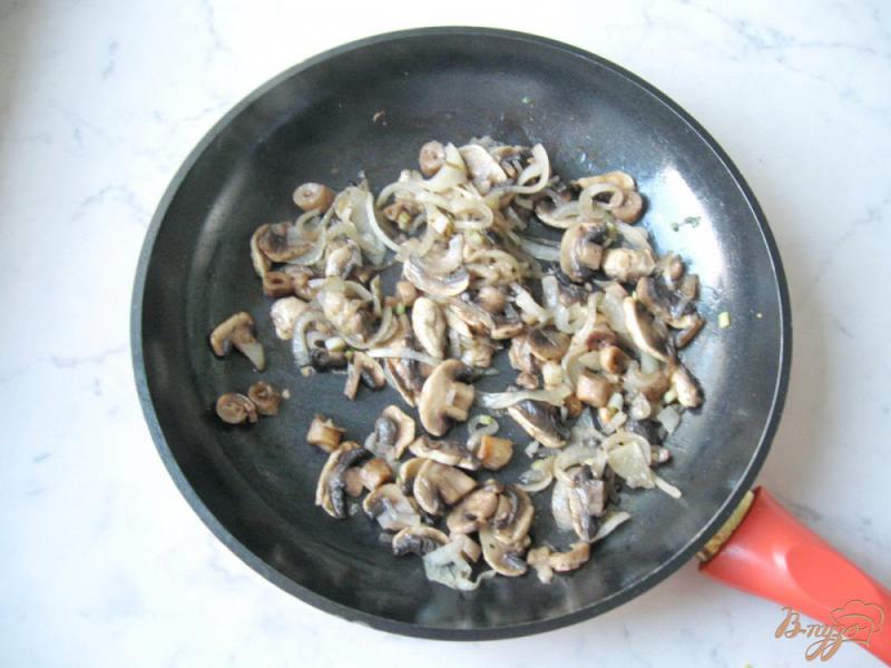 Фото приготовление рецепта: Картофельная запеканка с грибами шаг №2