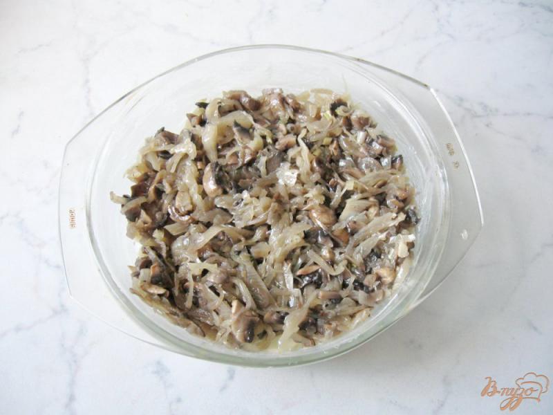 Фото приготовление рецепта: Картофельная запеканка с грибами шаг №4