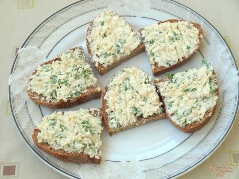 Фото приготовление рецепта: Бутерброды с сёмгой и сыром фета шаг №2