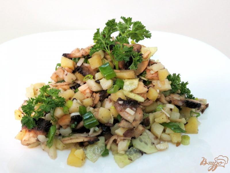 Фото приготовление рецепта: Картофельный салат с шампиньонами и огурцами шаг №5
