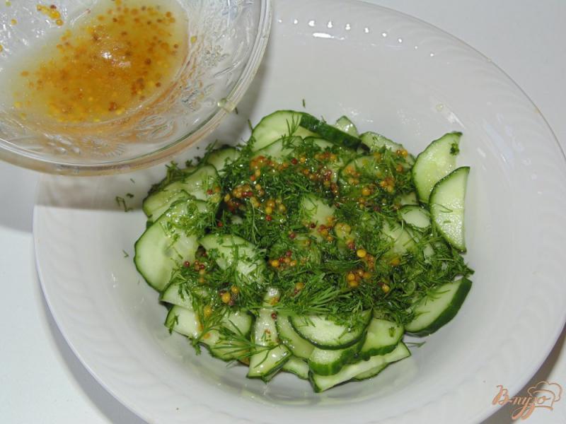 Фото приготовление рецепта: Салат из огурца с медовой заправкой шаг №5