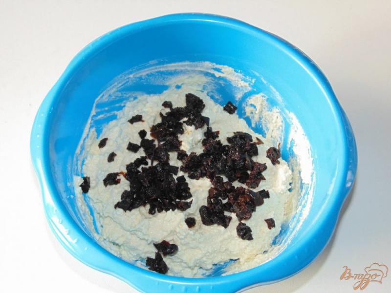 Фото приготовление рецепта: Сырники с черносливом запеченные в духовке шаг №4