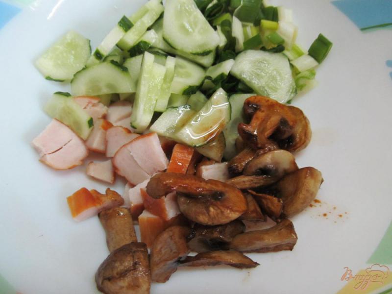 Фото приготовление рецепта: Салат с копченой курицей и огурцом шаг №3
