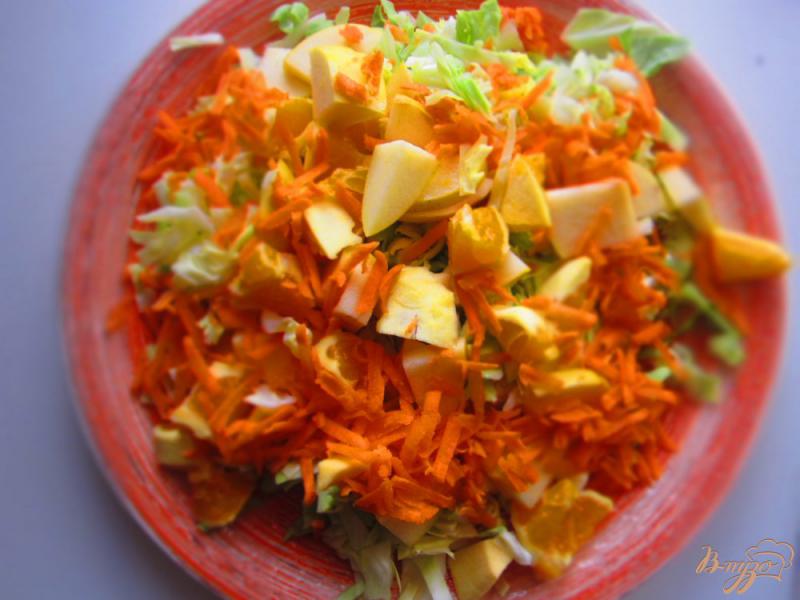 Фото приготовление рецепта: Салат с капустой и апельсином шаг №4
