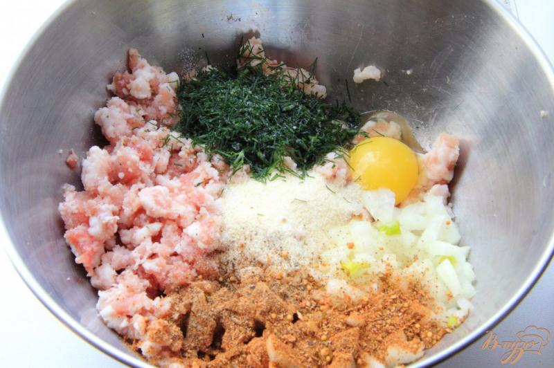 Фото приготовление рецепта: Суп с рисом и фрикадельками из свиного фарша шаг №3