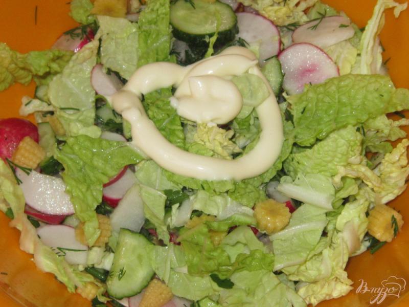 Фото приготовление рецепта: Салат с редисом и маринованными початками кукурузы шаг №7